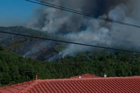 Incêndio em Vieira do Minho ameaça habitações. Difíceis acessos dificultam combate às chamas