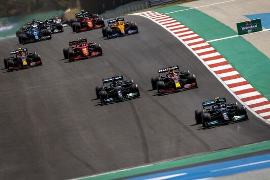 Carros na pista durante uma volta da corrida do Grande