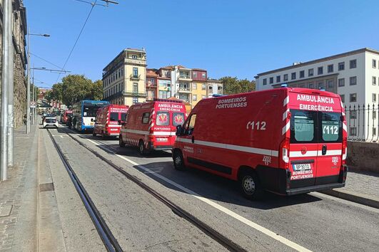 Cinco feridos em acidente entre autocarro e carro no Porto. Condutor TVDE agredido