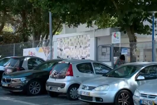 Desacato entre crianças em escola básica de Carnaxide leva ao confronto entre pais e alunos. Um professor ficou ferido