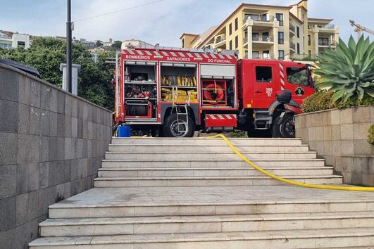 Bombeiros combatem incêndio que deflagrou em restaurante no Funchal