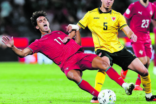 João Félix em duelo com Ampadu 