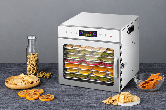 Desidratador de alimentos com frutas e vegetais fatiados, pronto para desidratar