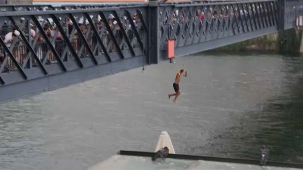 Jovens a saltar da Ponte Luís I para as águas do rio Douro seguem tradição antiga que continua a cativar turistas