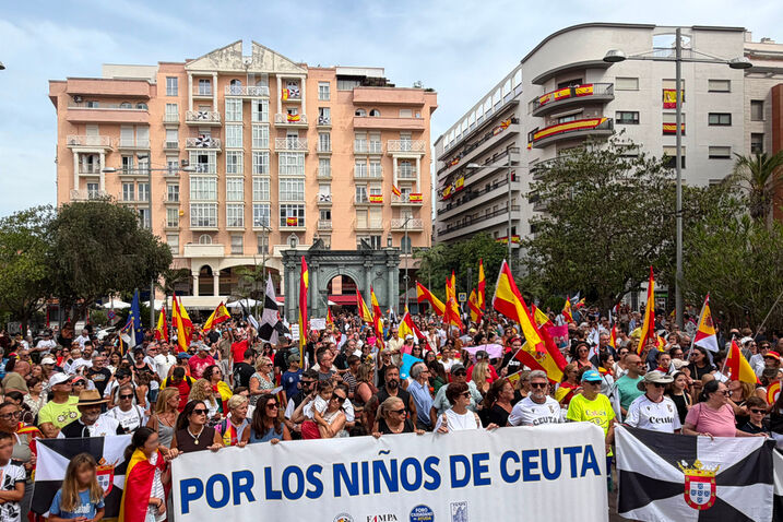 Centenas de moradores gritam nas ruas de Ceuta: "Invasores, expulsão"