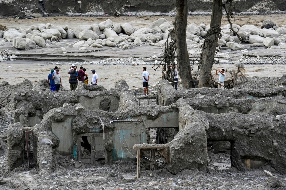 Moradores observam casas destruídas pelas cheias nas margens do rio Trishuli, Nepal
