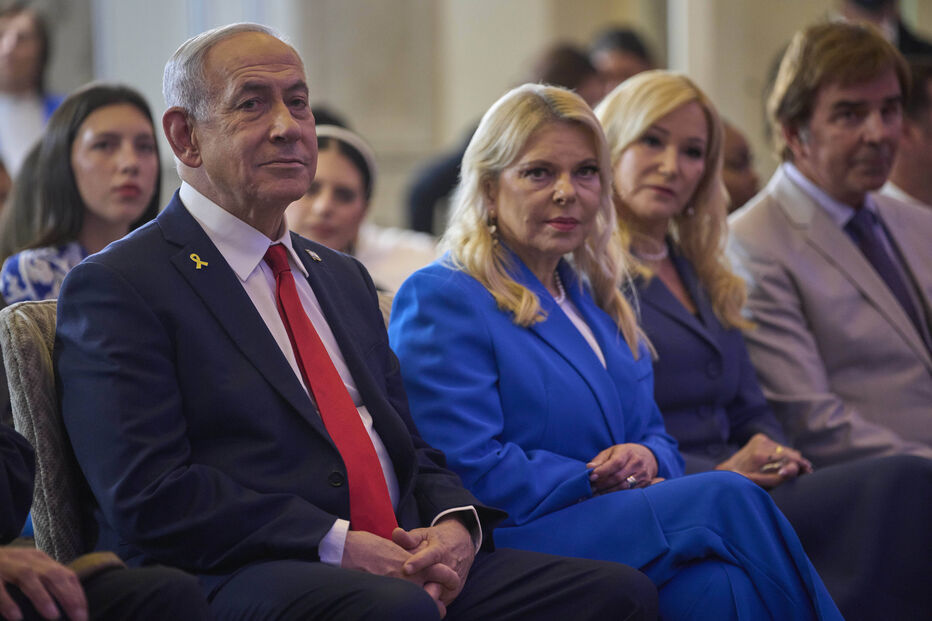 Primeiro-ministro israelita (à esquerda) ao lado da mulher, Sara Netanyahu