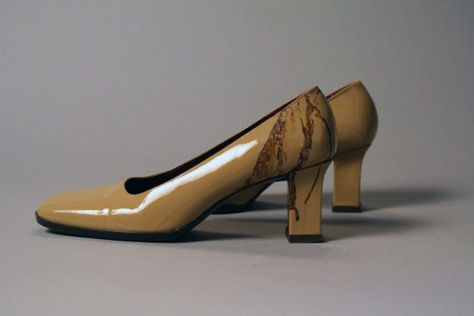 Par de sapatos ensaguentados de Linda Raisch-Lopez, uma mulher que começou a abandonar a Torre Sul, desde o 97.º andar, depois de ver a Torre Norte em chamas. Caminhou até ao ferry que a levava até Nova Jersey e foi aí que se apercebeu que o sangue dos seus pés, cortados e com bolhas, tinha manchado os sapatos.  
