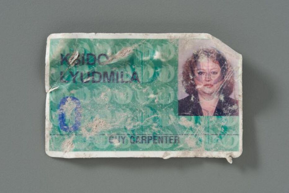 Cartão de identificação de Lyudmila Ksido, uma mulher que trabalhava na Marsh & McLennan e estava no 94.º andar da Torre Norte. Tinha 46 anos e era mãe de três filhos. 