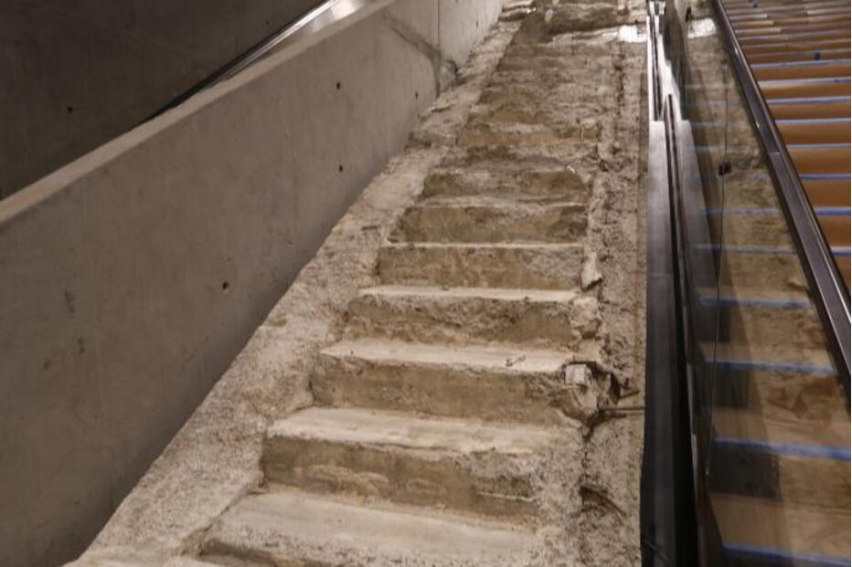Esta escada ligava a praça do World Trade Center à Vesey Street e foi utilizada por centenas de pessoas para escapar durante o ataque. Sobreviveu ao colapso e acabou preservada como um dos símbolos da sobrevivência. 