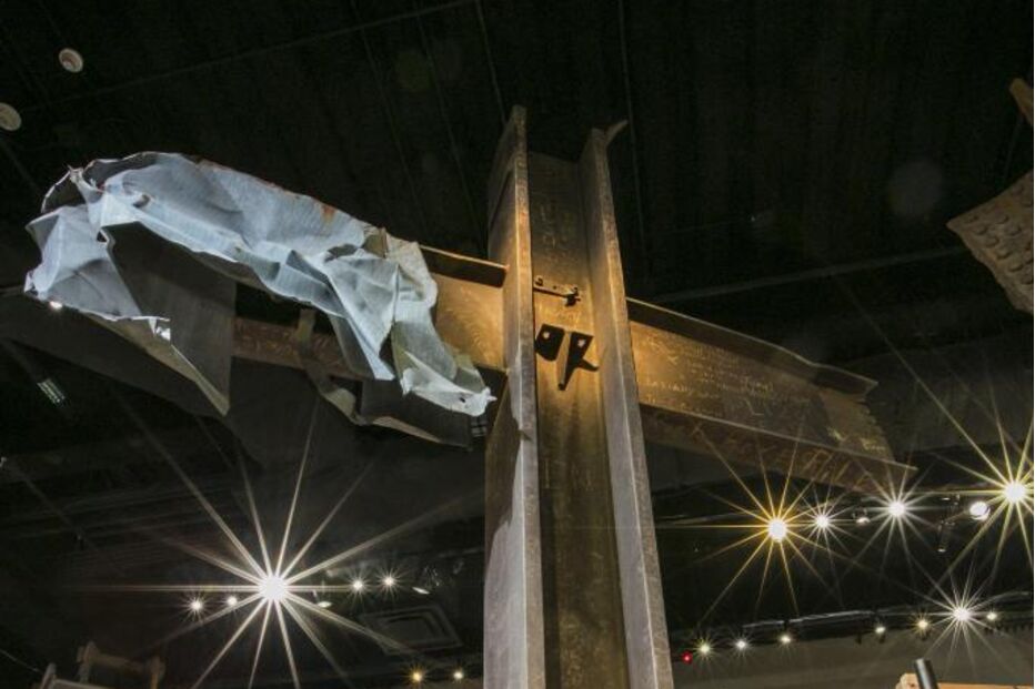 Um trabalhador chamado Frank Silecchia encontrou, a 13 de setembro, duas peças de aço que formavam uma cruz no meio dos destroços.   A estrutura tinha cerca de cinco metros de altura e acabou por se tornar um símbolo religioso para muitas das pessoas que trabalhavam em Ground Zero. 
