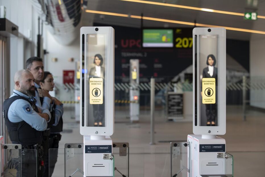 Equipa da PSP junto às máquinas de controlo biométrico, no aeroporto de Lisboa