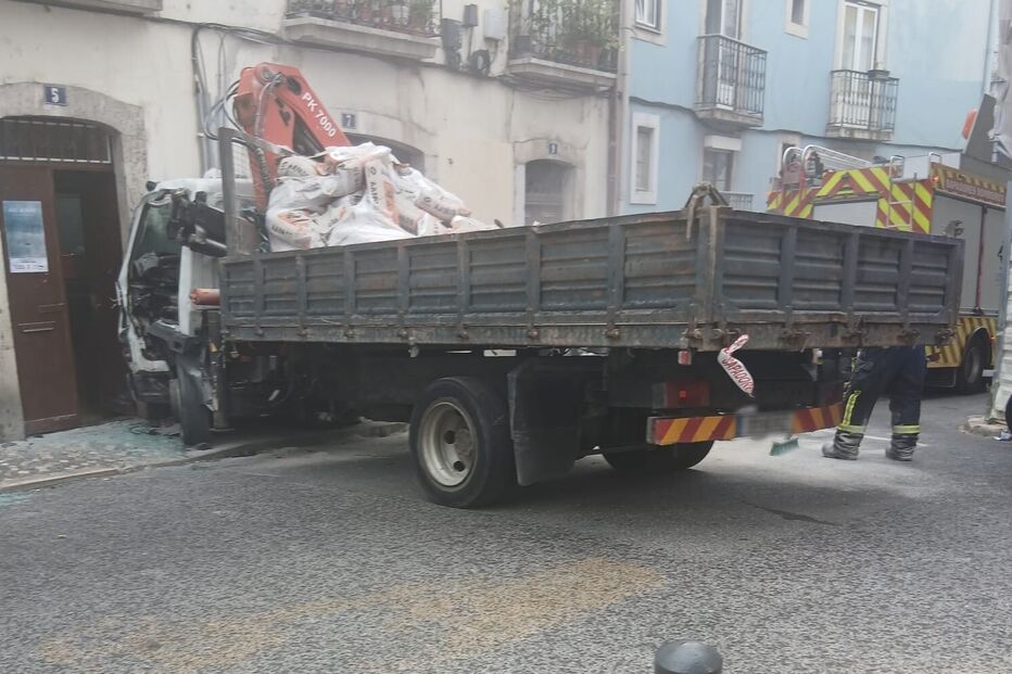 Homem de 34 anos ficou em estado grave, esta sexta-feira, após o camião em que seguia se ter despistado e embatido contra um edifício na Rua das Olarias