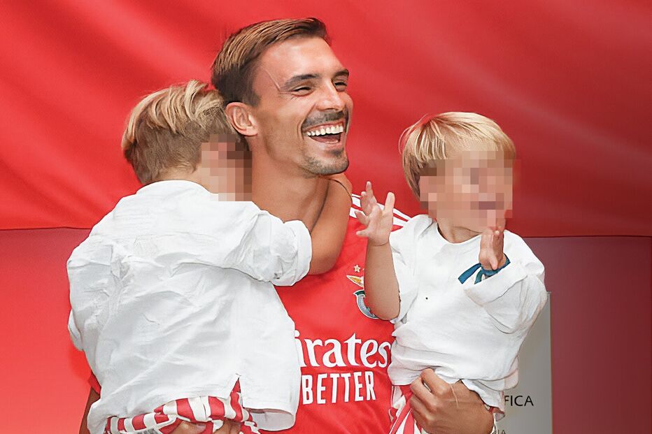 João Palhinha com os dois filhos, de quase quatro e dois anos