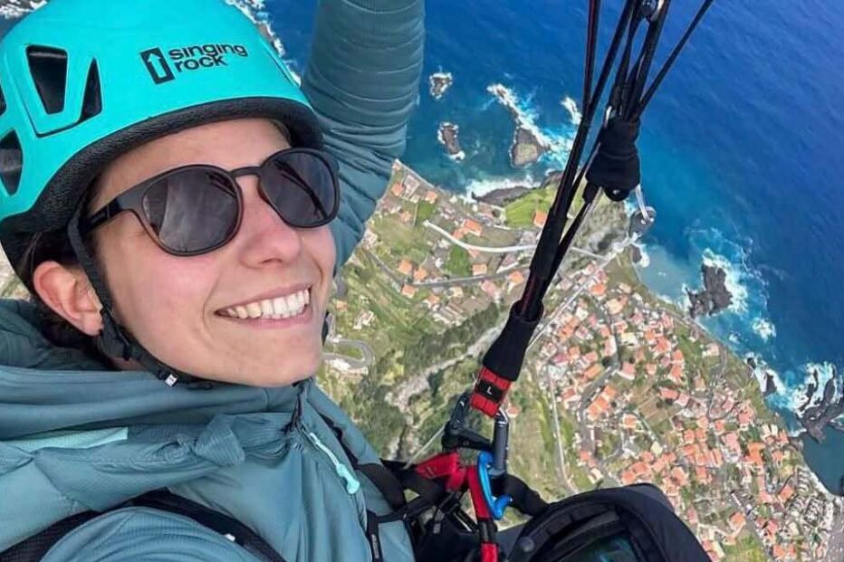 Natural da freguesia dos Canhas, na Madeira, a recém-sagrada campeã do mundo júnior de parapente começou a voar sozinha aos 18 anos.