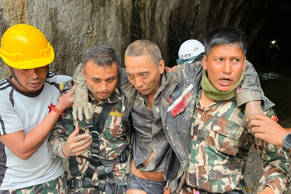 Trabalhador resgatado de túnel no Nepal, 10 dias após as cheias 