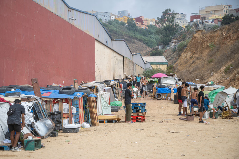 Migrantes no parque industrial El Tarajal, Ceuta