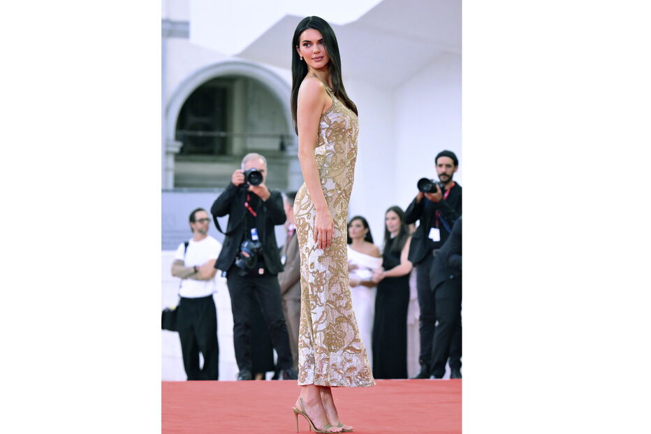 Georgina Rodríguez brilha no Festival de Veneza com vestido dourado