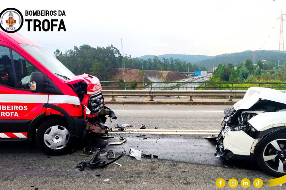 Três bombeiros feridos após despiste de ambulância 