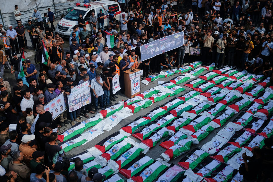 Gaza enterra 100 corpos em cortejo após massacre
