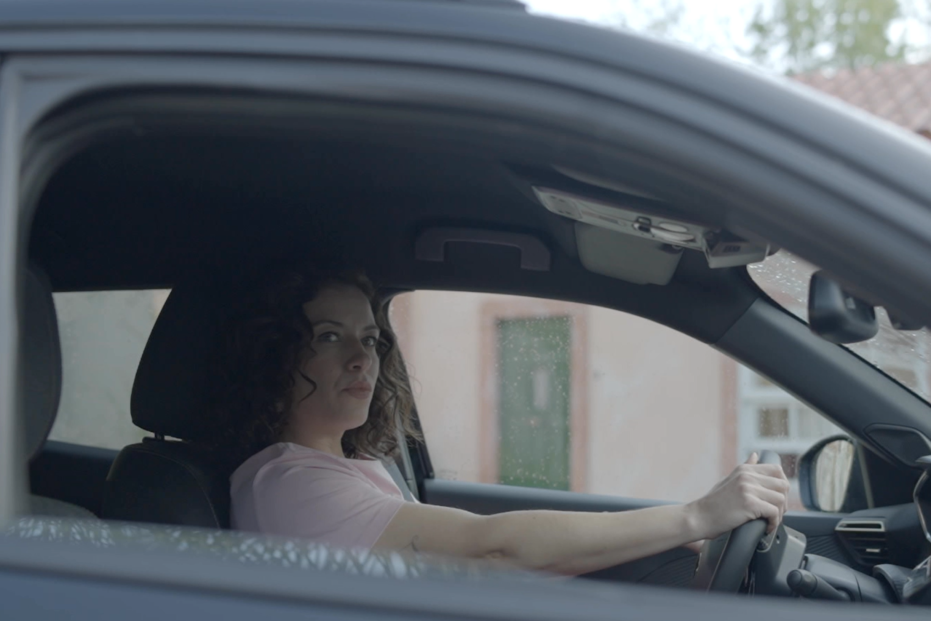 Laura atropela Bibi num carro