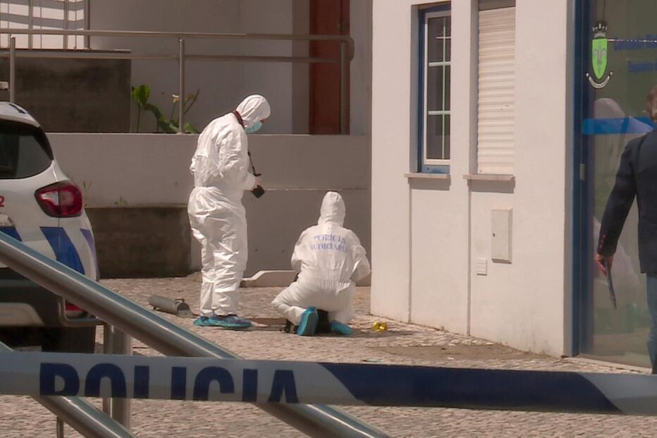 A Policia Judiciária no local recolhe indicios do ataque