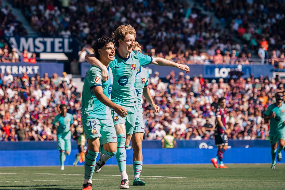 Jogadores do FC Barcelona celebram após vitória na Liga espanhola