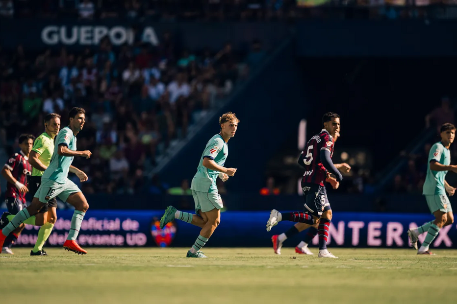 Jogadores de futebol correm em campo durante uma partida da Liga espanhola