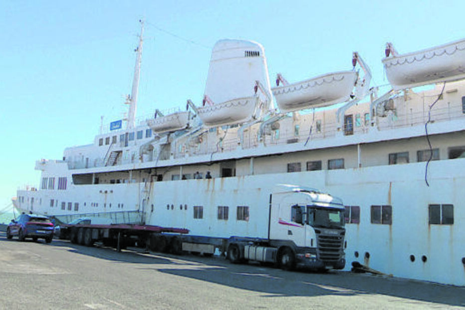 Paquete Funchal, navio ameaçado de sucata, está atracado em porto