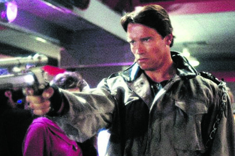 Exterminador Implacável. Um robô vem do futuro para eliminar a mãe do líder da resistência ao domínio das máquinas, mesmo antes de ser concebido. Um filme de James Cameron 