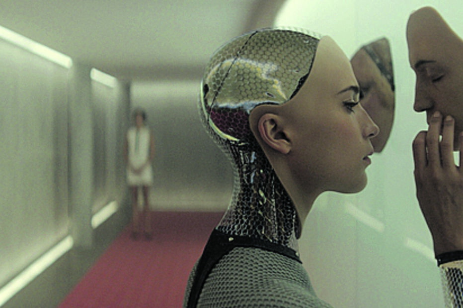 Ex Machina. Uma jovem apaixona-se por um 'robô' perfeito, que usa o sentimento para fugir à prisão 