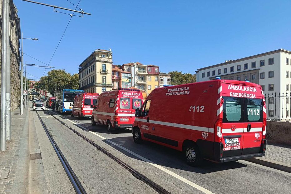 Cinco feridos em acidente entre autocarro e carro no Porto. Condutor TVDE agredido  