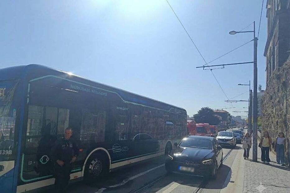 Cinco feridos em acidente entre autocarro e carro no Porto. Condutor TVDE agredido  