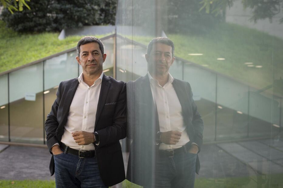 O jornalista posa para a foto no decorrer da sessão