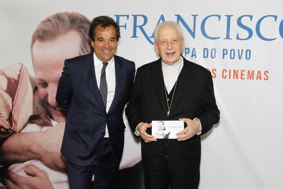O Núncio Apostólico em Portugal é cumprimentado pelo presidente da