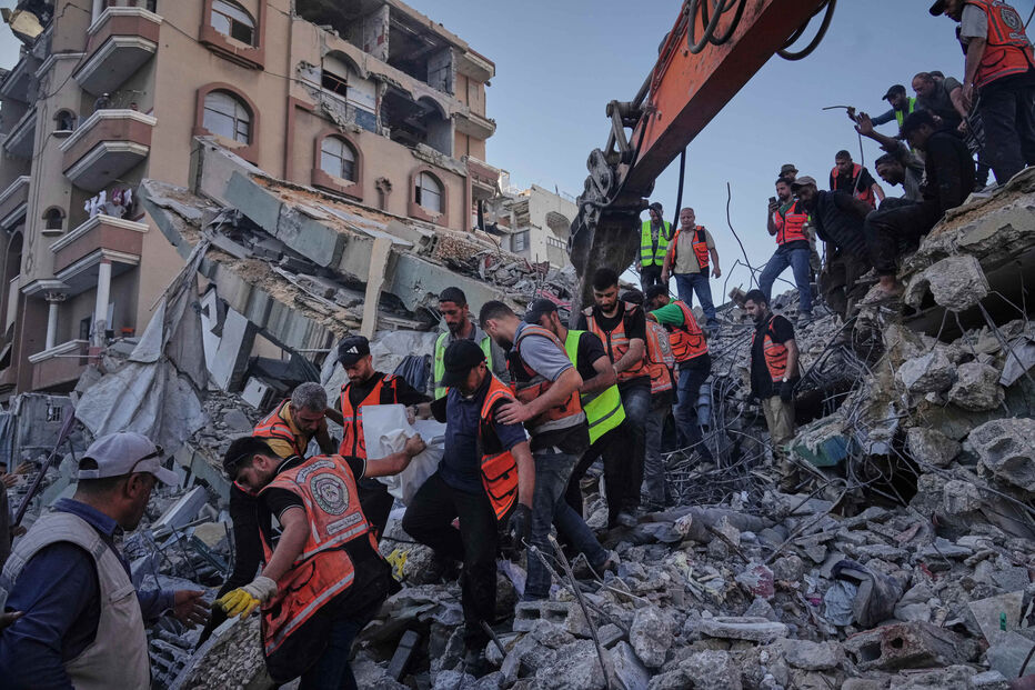 Equipas da defesa civil palestiniana retiram um corpo dos escombros de um edifício que ruiu, onde viviam palestinianos deslocados e que ficou gravemente danificado durante a guerra entre Israel e o Hamas, na cidade de Gaza, na quarta-feira, 16 de setembro de 2026