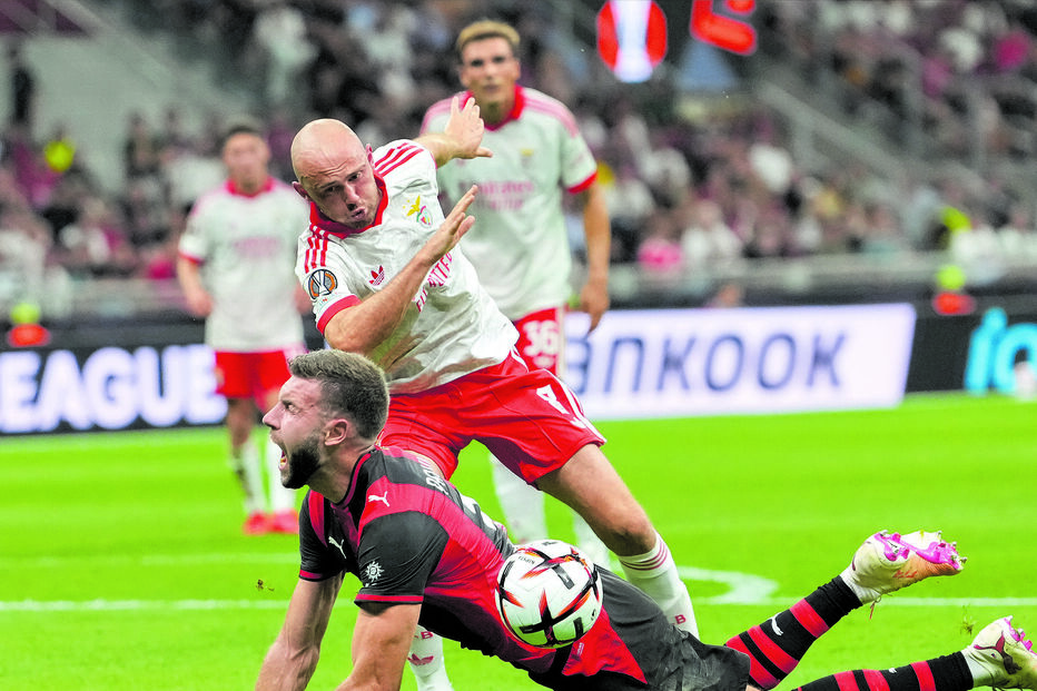 Aursnes em duelo com Paviovic 