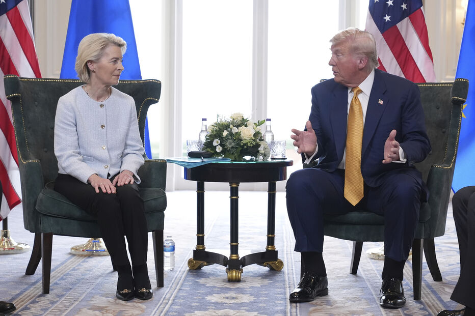 O presidente Donald Trump e a presidente da Comissão Europeia, Ursula von der Leyen, conversam durante um encontro no campo de golfe Trump Turnberry, em Turnberry, na Escócia, no domingo, 27 de julho de 2025