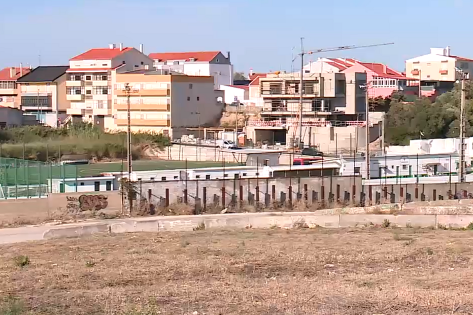 Jovem de 17 anos esfaqueado junto a campo desportivo em Camarate