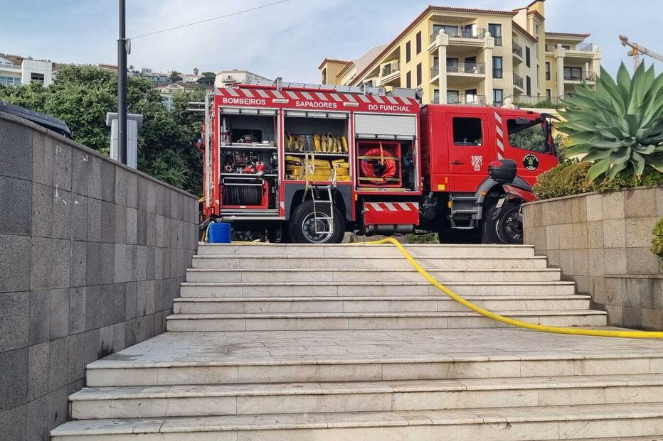 Bombeiros combatem incêndio que deflagrou em restaurante no Funchal