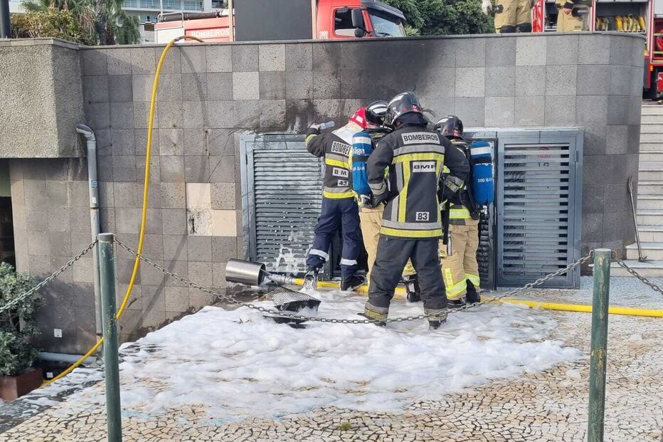 Bombeiros combatem incêndio que deflagrou em restaurante no Funchal