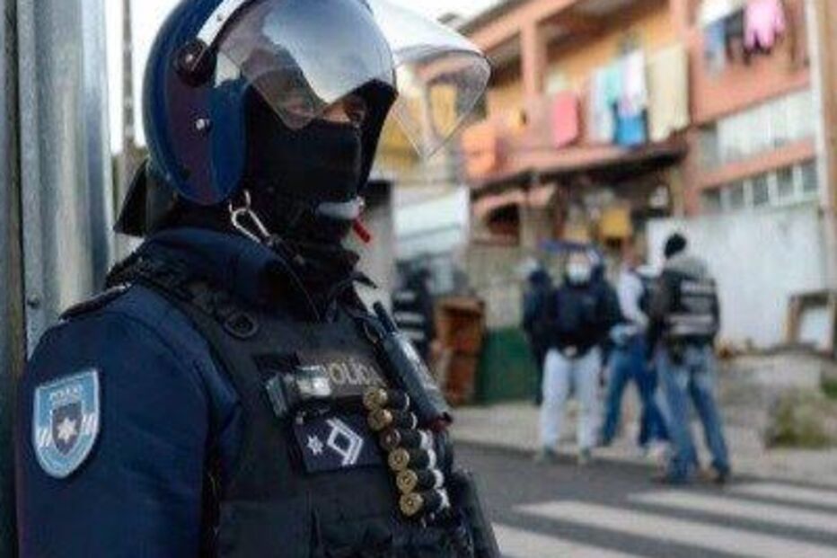 Agente da PSP em serviço na rua