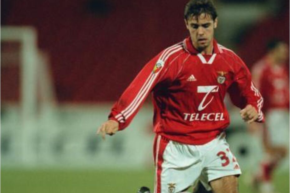 O jogador controla a bola, durante o jogo. jogadores