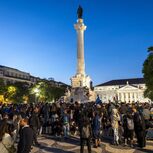 Manifestantes do Movimento pela Habitação concentram-se no Rossio depois de descerem Avenida da Liberdade