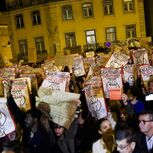 Milhares de manifestantes junto ao Parlamento para reivindicar direito à habitação
