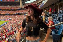 Madalena Aragão assiste a um jogo de futebol com a camisola 15