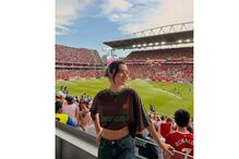 Madalena Aragão no estádio com a camisola de Portugal