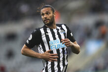 Jogador de futebol Andy Carroll em campo