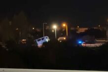 Carro incendeia-se na Segunda Circular em Lisboa. Via está cortada ao trânsito
