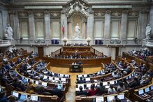 Parlamento confirma baixa do IRS já no próximo mês 